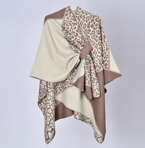 Vista dettagliata del poncho in maglia leopardata con un elegante nodo laterale di design