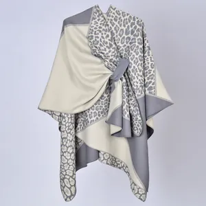 Dettaglio elegante scialle leopardato da donna con fiocco laterale e design a mantella