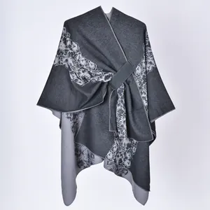 Elegante scialle grigio con motivo floreale di rose bianche e cintura laterale da annodare.