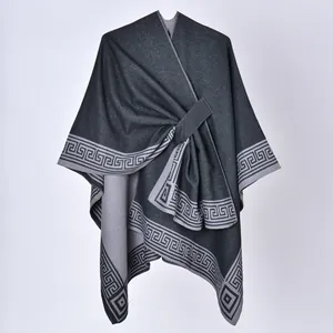 Vista dettagliata dello scialle poncho grigio da donna con greca e laccio laterale.