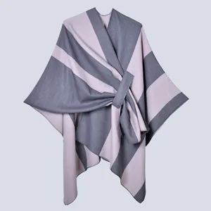 Vista dettagliata della scialle in maglia a righe da donna con un nodo laterale in stile francese