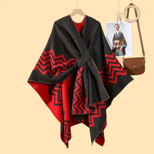 Französisches Strick-Poncho-Schultertuch mit Zickzack-Muster und seitlicher Bindung