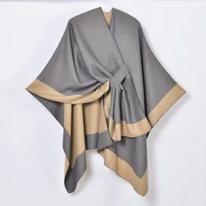 Elegante tweekleurige grijze en beige damesponcho met functioneel zijstrikdetail