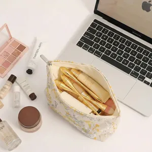 Trousse à maquillage en lin brodée de fleurs pour le rangement de voyage pratique