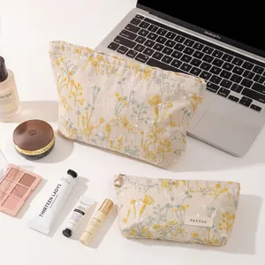 Ensemble de trousses de maquillage en lin brodé de fleurs pour voyage.