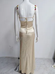 Vue arrière d'une robe nuisette longue en satin doré avec détails floraux sur les bretelles