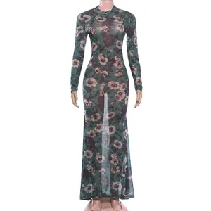 Detailweergave van gebloemde mesh maxi-jurk met hoge split en lange groene mouwen.