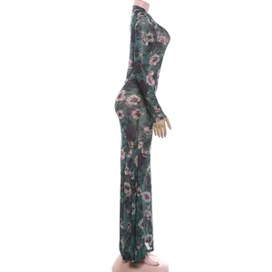 Zijaanzicht van een elegante gebloemde mesh maxi-jurk met lange mouwen voor dames