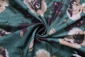 Gedetailleerde close-up van de zachte bloemenpatroontextuur van de elegante fishtail jurkstof.