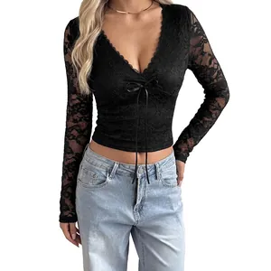 Elegante top sexy in pizzo nero a maniche lunghe con scollo a V profondo e fiocco