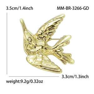 Gros plan d'une broche colibri dorée montrant les dimensions et le poids précis.
