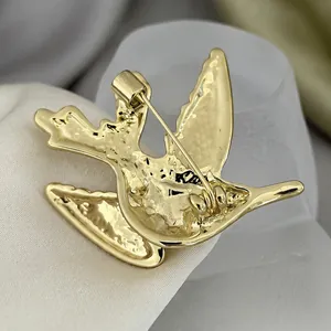 Élégante broche colibri dorée en alliage poli pour des accessoires de manteau haut de gamme.