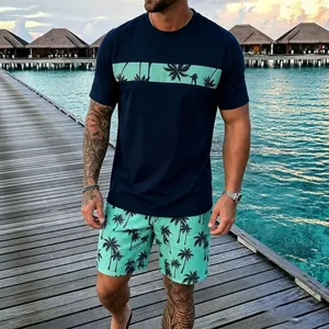 Sommerliches Herrenset mit Marine-T-Shirt und tropischen Palmendruck-Shorts am Pier.