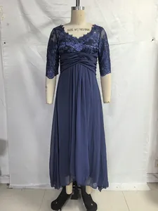 Dunkelblaues Chiffon-Abendkleid mit eleganter Spitzen-Patchwork und Taillenraffung