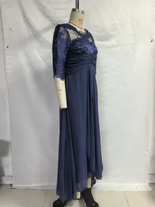 Seitenansicht eines eleganten marineblauen Abendkleides aus Spitze und Chiffon am Model