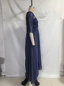Detaillierte Seitenansicht eines dunkelblauen Brautjungfernkleides mit Spitze und Chiffonrock