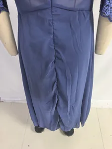 Rückendetail eines marineblauen Chiffon-Abendkleids mit eleganten Spitzenärmeln