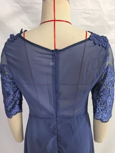 Detailansicht des Rückens eines blauen Chiffon-Abendkleids mit Spitzenärmeln und Reißverschluss