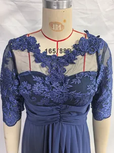 Detailansicht der aufwendigen blauen Spitzenstickerei auf einem Chiffon-Abendkleid