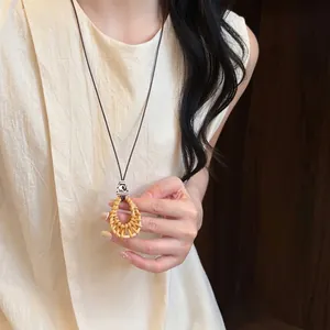 Vista dettagliata di una collana con pendente a goccia intrecciata a mano naturale
