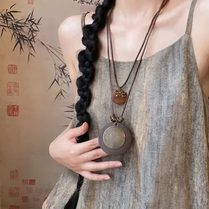 Collana lunga in stile cinese con ciondolo a spirale e dettagli in legno