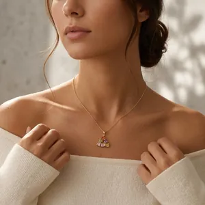 Elegante Goldhalskette mit buntem Zirkonanhänger an Model in Strickpullover