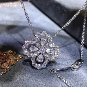 Nahaufnahme einer glitzernden Blumenhalskette mit Pavé-Halo und Birnenschliff-Steinen