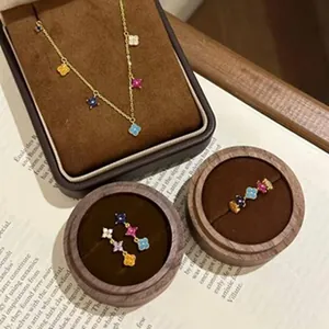 Detailansicht eines Schmucksets mit bunten Edelsteinen in eleganten Holzboxen.