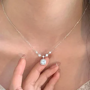 Exquisite silberne Halskette mit quadratischem Zirkonia-Anhänger für Damen im Luxus-Stil