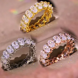 Funkelnde Eternity-Ringe mit Zirkonia-Ovalschliff in Gold, Silber und Roségold-Optik.