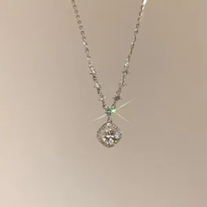 Detailansicht einer eleganten Halskette mit quadratischem Zirkon-Anhänger und Silberkette.