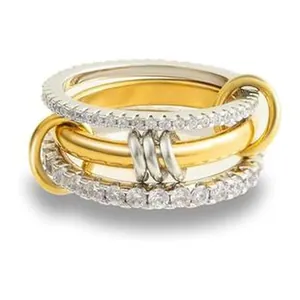 Detailansicht von mehrschichtigen Bicolor-Ringen mit funkelnden Zirkoniasteinen.