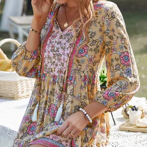 Elegante abito bohémien a fiori con scollo a V e dettagli di nappe per l'estate