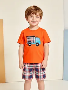 Set Estivo da 2 Pezzi per Bambino 100% Cotone T-Shirt Arancione a Maniche Corte Con Ricamo Camion Cartone Animato e Pantaloncini a Scacchi