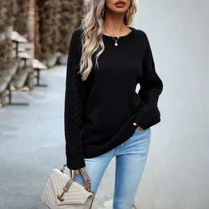 Maglione classico in maglia nera da donna con girocollo e maniche a treccia