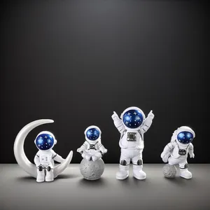 Set di quattro statuette di astronauti in resina bianca e blu per il decoro casa.