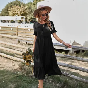 Robe d'été décontractée noire à plusieurs niveaux avec manches courtes à volants et col rond.