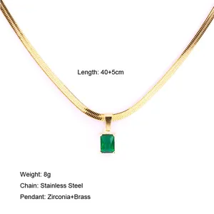 Primer plano de collar de acero inoxidable dorado con colgante de circonita verde