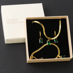 Elegante conjunto de joyas de acero de titanio dorado con cristales verde esmeralda