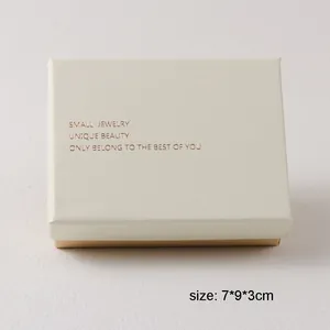Elegante caja de regalo para joyas crema con texto en oro rosa para collares, 7x9x3cm