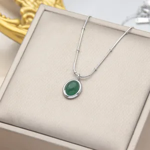 Primo piano dettagliato di un elegante ciondolo ovale in pietra occhio di gatto verde