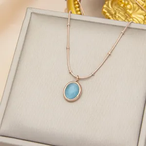 Elegante collana con ciondolo ovale in pietra occhio di gatto blu chiaro e oro rosa