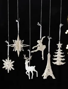 Vue détaillée de décorations de Noël blanches pailletées incluant étoile et renne