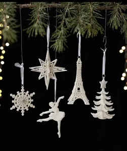 Gros plan de décorations de Noël blanches pailletées en forme d'étoile et de flocon