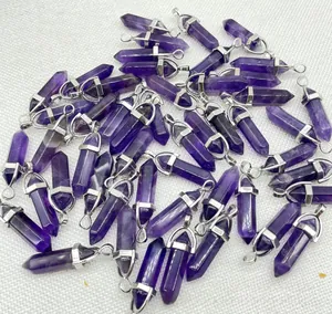 Gros plan sur des pendentifs en cristal violet avec des capuchons en métal