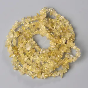 Vista macro dettagliata di perle in cristallo giallo naturale per gioielli fai-da-te