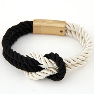 Bracelet élégant en cuir PU tressé noir et blanc doté d'un fermoir magnétique doré chic