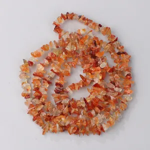 Dettaglio di perle irregolari in agata corniola naturale arancione per gioielli fai-da-te