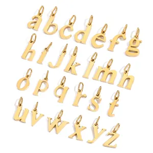 Set di 26 ciondoli con lettere dell'alfabeto minuscole dorate in acciaio inossidabile.
