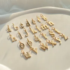 Set completo di 26 ciondoli a lettere minuscole in acciaio inossidabile dorato per gioielli